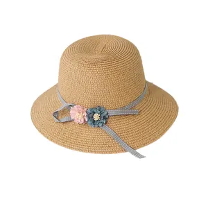 Damen Strohhut mit Blumenband und breiter Krempe, perfekt für den Strandurlaub
