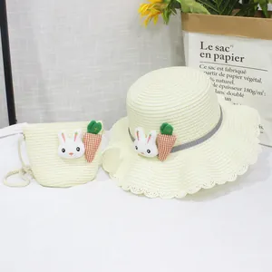 Dettaglio del cappello da sole in paglia per bambini e borsa coordinata con decoro di coniglio