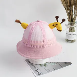 Dettaglio cappello sole rosa per bambini con corna di giraffa gialle in alto