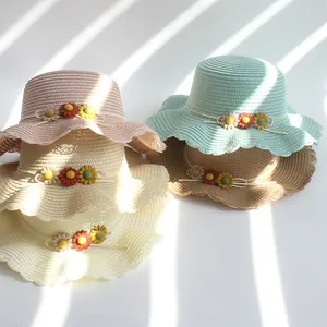 Chapeaux de paille d'été pour enfants avec fleurs de marguerite et bordure ondulée