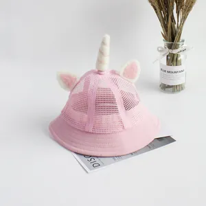 Dettaglio cappello sole rosa bimbi con rete traspirante, orecchie e corno unicorno