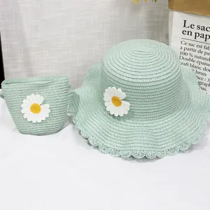 Dettaglio di cappello di paglia verde chiaro e borsa coordinata con margherite 3D
