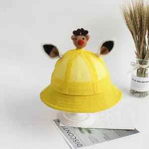 Dettaglio cappello sole giallo per bambini con orecchie di orso e mesh traspirante