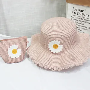 Dettaglio set cappello di paglia rosa e borsa con decorazioni floreali a margherita