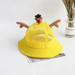 Dettaglio cappello sole giallo per bambini con orecchie di cervo e rete traspirante