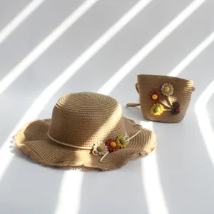 Détail du chapeau de paille pour enfant et sac assorti avec fleurs en relief 3D