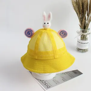 Dettaglio del cappello da sole in rete gialla per bambini con simpatico coniglio in feltro