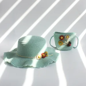 Détail du chapeau de paille vert menthe pour enfants et sac assorti à motifs marguerites