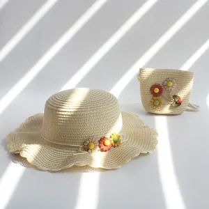 Détail de l'ensemble chapeau de paille et sac assorti pour enfant avec fleurs colorées