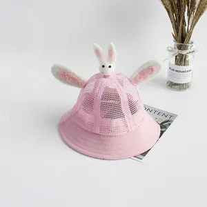 Dettaglio cappello da sole rosa per neonati con rete traspirante e orecchie da coniglio