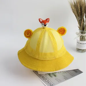 Dettaglio cappello giallo per bambini con bambola volpe 3D e mesh traspirante