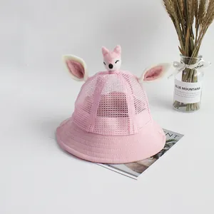 Dettaglio del cappello da sole rosa per bambini in rete con simpatico decoro in peluche