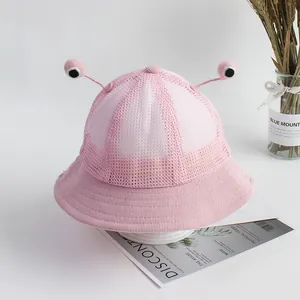 Dettaglio cappello parasole in rete rosa per bambini con occhi alieni e tessuto traspirante