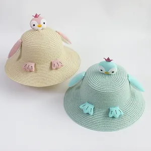 Lindo sombrero de paja para niños con diseño de pingüino en color beige y verde menta