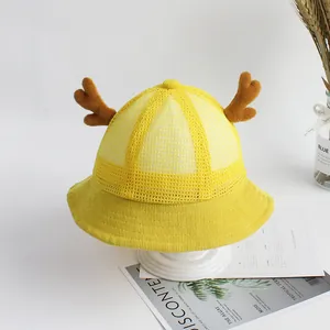 Dettaglio cappello sole giallo per bambini con rete traspirante e corna di cervo carine