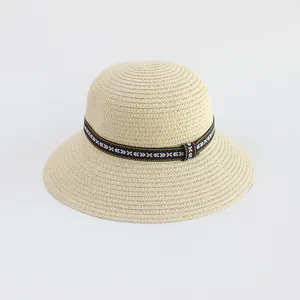 Dettaglio cappello di paglia beige con nastro decorativo etnico geometrico