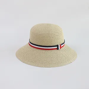 Dettaglio del cappello di paglia intrecciato con nastro a righe rosso bianco e blu
