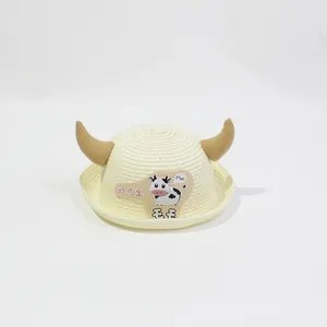 Détail du chapeau en paille pour enfant avec broderie vache et cornes 3D brunes