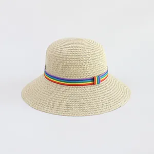 Dettaglio di cappello di paglia beige con nastro arcobaleno e trama intrecciata fine