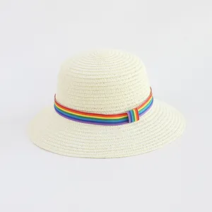 Dettaglio della trama del cappello di paglia beige con nastro arcobaleno vivace