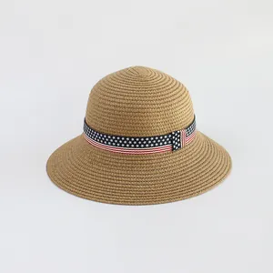 Dettaglio del cappello di paglia per bambini con nastro decorativo bandiera americana classica