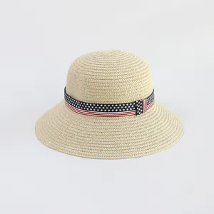 Dettaglio della trama del cappello di paglia con nastro decorativo a stelle e strisce
