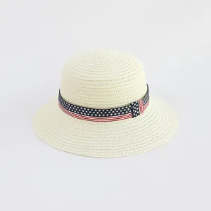 Dettaglio del cappello in paglia intrecciata con nastro decorativo a strisce rosso bianco blu