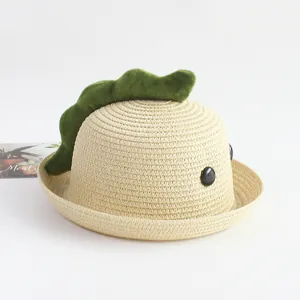 Primer plano del sombrero de paja para niños con divertidas aletas de dinosaurio verde