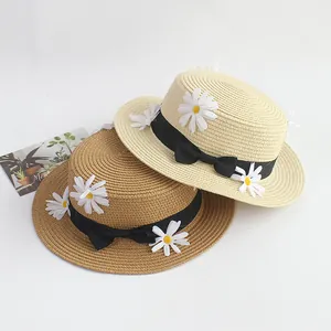 Chapeaux de paille plats crème et beige avec marguerites et nœuds en ruban noir