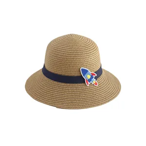Cappello di paglia per bambini con nastro blu e toppa a razzo per il sole al mare