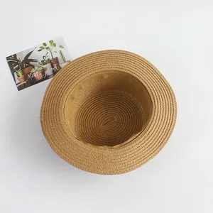 Chapeau de paille à bord large montrant le bandeau intérieur et le tissage détaillé