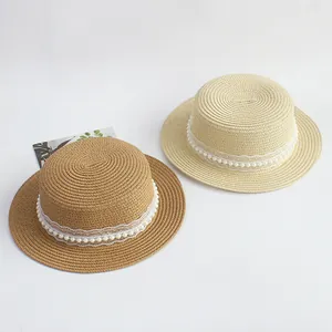 Chapeau de paille à bord plat avec dentelle blanche et perles en beige et marron