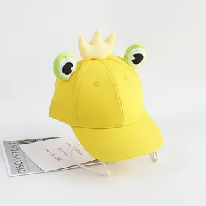 Détail de la casquette jaune pour enfants avec yeux de grenouille 3D et couronne mignonne