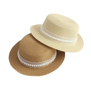 Chapeaux de paille plats avec bordure en dentelle élégante et perles en crème et marron