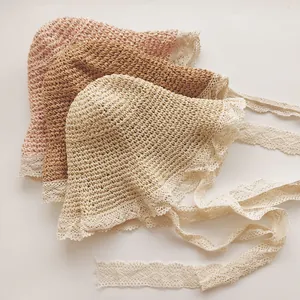 Vue détaillée de chapeaux en paille pour enfants avec dentelle rétro et rubans délicats