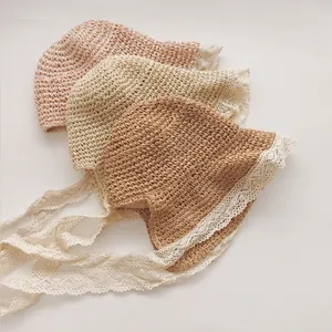 Détail de la texture en paille de papier tissée et bordure en dentelle blanche sur les chapeaux