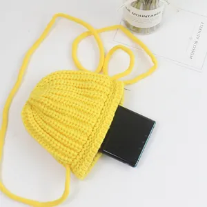 Hellgelbe handgestrickte Umhängetasche für Damen im minimalistischen Blumen-Stil