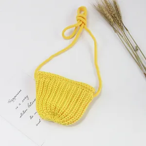 Makroansicht einer handgefertigten gelben gestrickten Mini-Umhängetasche mit Rippmuster