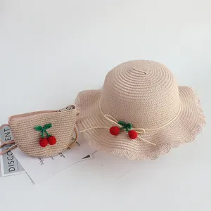 Strohhut und passende Umhängetasche für Mädchen mit Strickkirschen und Spitzenbesatz am Rand