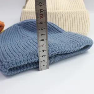 Bonnet en grosse maille hiver bleu et blanc cassé avec revers de 7cm et côtes épaisses