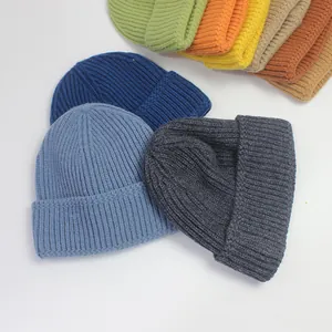 Détail de bonnets en maille de plusieurs couleurs avec une texture classique à côtes