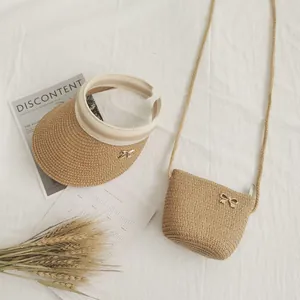 Set cappello da sole in paglia e borsa a tracolla coordinata con fiocchi dorati