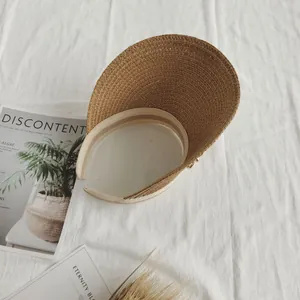 Dettaglio della trama in paglia intrecciata e della fascia parasudore del cappello da sole