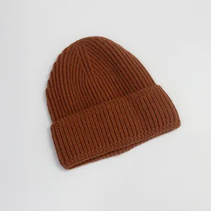 Gros plan du bonnet marron foncé avec une texture classique en maille côtelée