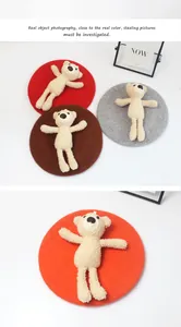 Detail von Wollbaskenmützen mit süßen 3D-Teddybären-Verzierungen in verschiedenen Farben