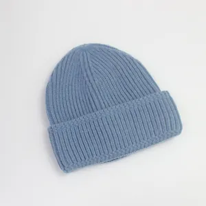 Vue détaillée du bonnet en maille côtelée bleu clair avec large bord replié