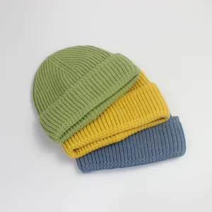 Ensemble de bonnets en maille côtelée classique en vert, jaune gingembre et bleu