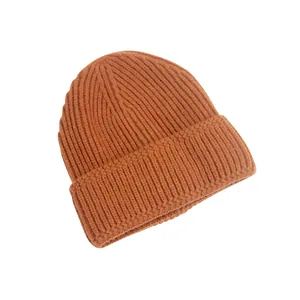 Bonnet en maille côtelée marron caramel avec revers classique pour l'automne