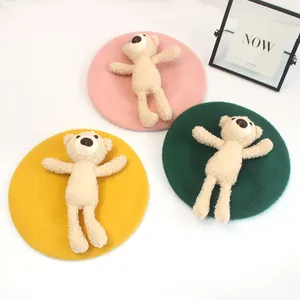 Wollbaskenmützen mit süßen Teddybären-Puppen in Rosa, Gelb und Grün gefärbt