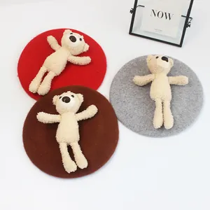 Rote braune und graue Wollbaskenmützen für Kinder mit süßem Teddybär-Dekor